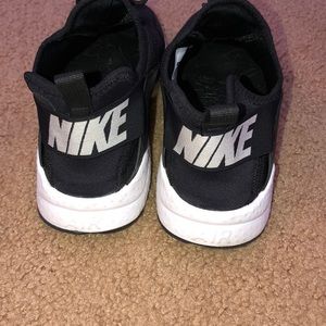 Black nike huarache shoes